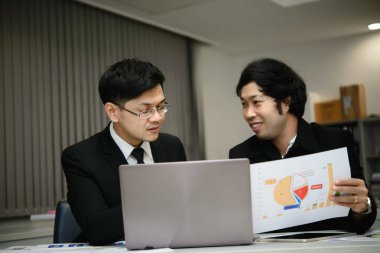 İki Asyalı iş adamı başarı konsepti, Tayland çalışanı işten memnun.