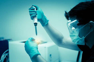 Asyalı bilim adamları plastik tüplere kimyasallar enjekte etti. Laboratuvarda çalışan Tayland 'lı bilim adamı. Laboratuvarda deneyler yaptı.