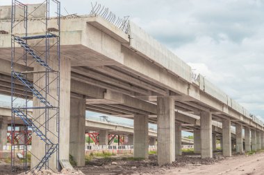Paralel köprü altında, taşra, uzun köprü, paralı yol, dışarıdaki yol, köprü otoyolunun inşaatı büyük..