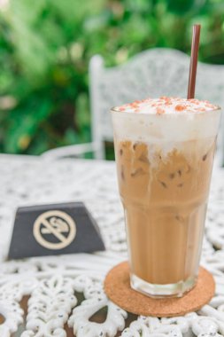 Kahve dükkanında kahve ve su, rahatla, çalış, bekle, seçici odaklanma, parlak ton, parlak güneş ışığı