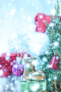 Karda çam ağaçlarının zili ile Noel balosu