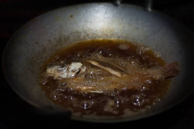 Taze balık eski yağlı tavada kızartılmış. Düşük tuşlu.