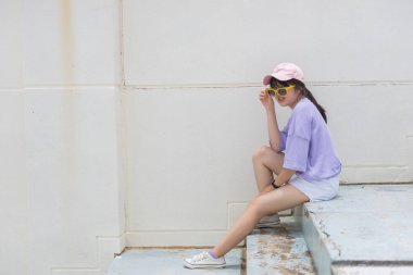 Hipster pozu için yakın çekim. Açık hava fotoğrafı, gençlerin yaşam tarzı.