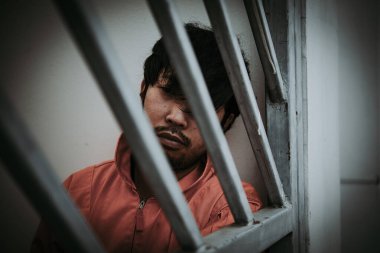 Demir hapishaneyi, esir konseptini, Tayland halkını, özgür olmayı umut eden suçluları yakalamak için çırpınan adamların elleri..