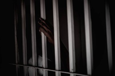 Demir hapishaneyi, esir konseptini, Tayland halkını yakalamak için çırpınan kadınların elleri özgür olmayı umuyor..