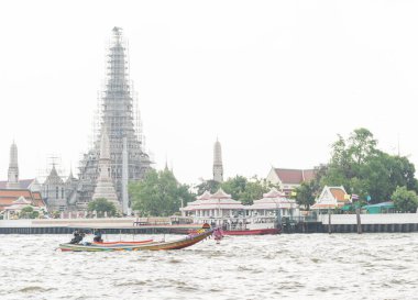 THAILAND - 29 Mart 2016: Turistlere eşlik eden gemiler Bangkok 'un ana nehrini izliyor ve Chao praya nehri Bangkok, Tayland' da bir tapınağı var