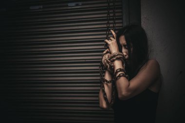 Asyalı rehine kadın gece olay yerinde iple bağlandı hırsızlar fidye için kaçırıldı, Tayland halkı...