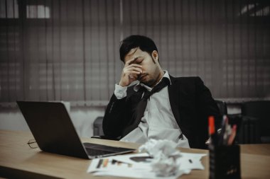 Asyalı işadamı işten, sıkı çalışmaktan, patron projeden, Taylandlı insanlardan, stresli genç adamdan, tezgahtarın işten atılmasından şikayetçi.