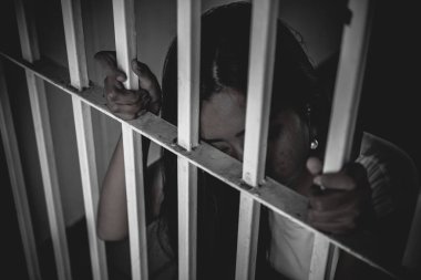 Demir hapishaneyi, esir konseptini, Tayland halkını yakalamak için çırpınan kadınların elleri özgür olmayı umuyor..