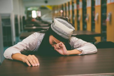 Asyalı üzgün kız kütüphane tarzı, Taylandlı kadın aşk stresi, kalp kırıklığı konsepti, karanlık ton