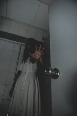 Asyalı kadın portresi kanla, korku sahnesiyle, korkunç geçmişiyle, Cadılar Bayramı posteriyle, Taylandlı insanlarla dolu.