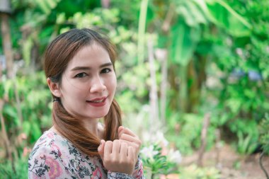 Güzel bir kızın güzel bir gülümsemesi, mutlu bir kadını, tatlı bir tonu, parlak bir tonu, güneşli bir günü vardır.