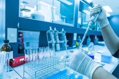 Laboratuvarda çalışan Asyalı bilim adamını kapatın, müşteri için deneyler yapın, formül kullanın.