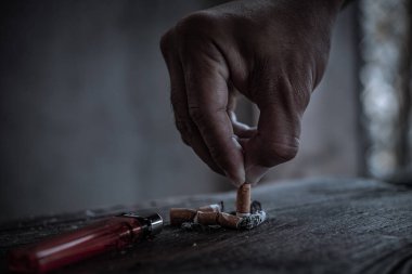 Dünya tütün günü yok, elini kapat, sigarayı söndür, sigara içme konsepti yok.