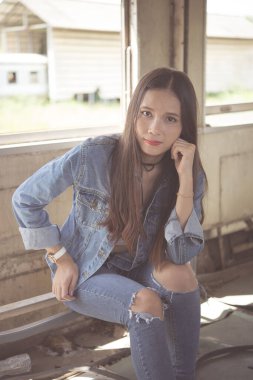 Güzel Asyalı kız iki parmağını tren klasiğinde gösteriyor.