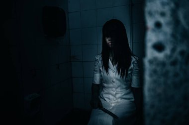 Asyalı kadın portresi kanla, korku sahnesiyle, korkunç geçmişiyle, Cadılar Bayramı posteriyle, Taylandlı insanlarla dolu.