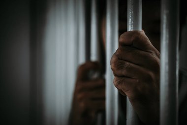 Demir hapishaneyi, esir konseptini, Tayland halkını yakalamak isteyen adamların elleri, özgür olmayı umuyoruz..