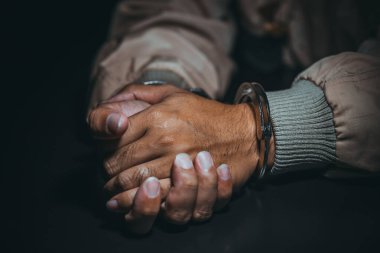 Şüpheli soruşturmada tutuklandı. Gerçeği öğrenmek için sorgulandı. Hırsız polis tarafından yakalandı.