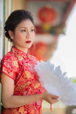 Cheongsam elbiseli güzel Asyalı kadın portresi, Tayland halkı, mutlu Çin yeni yılı konsepti.