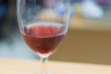 Bardakta kırmızı şarap.