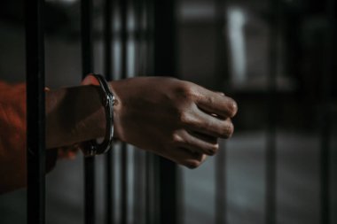 Demir hapishaneyi, esir konseptini, Tayland halkını yakalamak isteyen adamların elleri, özgür olmayı umuyoruz..