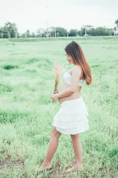 孕妇在草地上 — 图库照片
