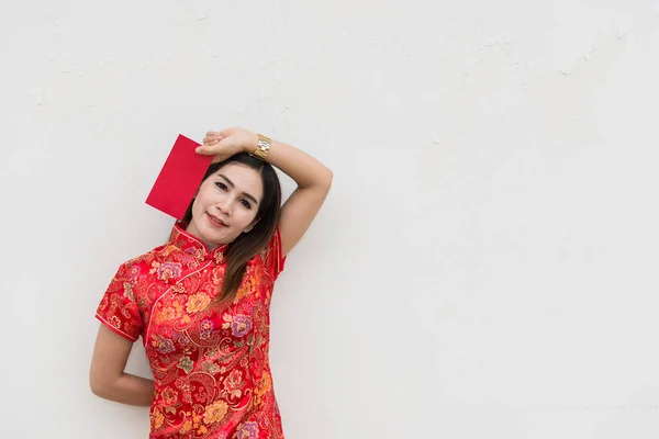 Feliz Ano Novo Chinês Retrato Mulher Asiática Tem Envelope Vermelho — Fotografia de Stock