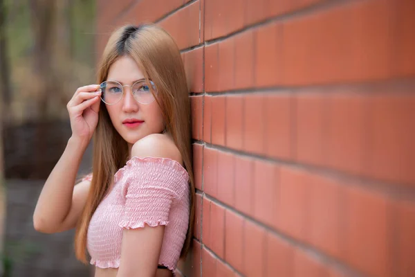 Retrato Bela Menina Asiática Chique Desgaste Vestido Preto Pose Para — Fotografia de Stock