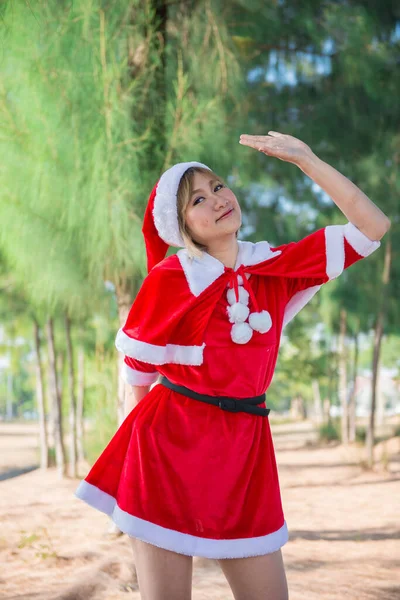 Belle Jeune Femme Asiatique Dans Les Vêtements Père Noël Plein — Photo