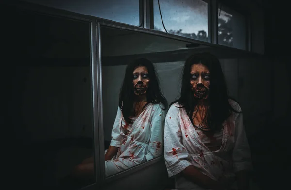 Portret Azjatki Tworzą Twarz Ducha Krwią Scena Grozy Przerażające Tło — Zdjęcie stockowe