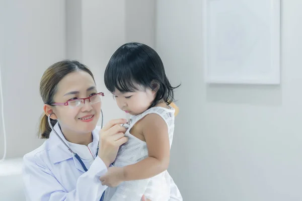 Asian Doctor Using Stethoscope Check His Breathing Heart Lovely Girl — 图库照片