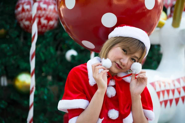 Bonita Jovem Mulher Asiática Santa Claus Roupas Livre — Fotografia de Stock