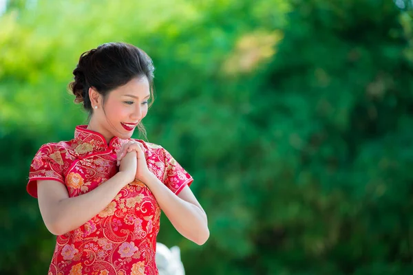 穿着旗袍的美丽的亚洲女人的画像 泰国人 新年快乐 — 图库照片