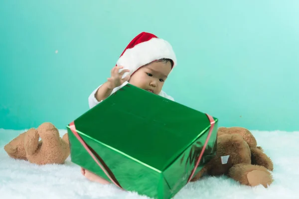 Ritratto Bambina Asiatica Indossare Cappello Babbo Natale Con Bambola Orso — Foto Stock