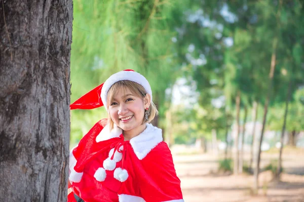 Bonita Jovem Mulher Asiática Santa Claus Roupas Livre — Fotografia de Stock