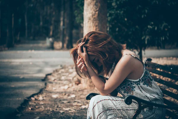 Triste Mulher Sentada Banco Estilo Vintage Parque — Fotografia de Stock