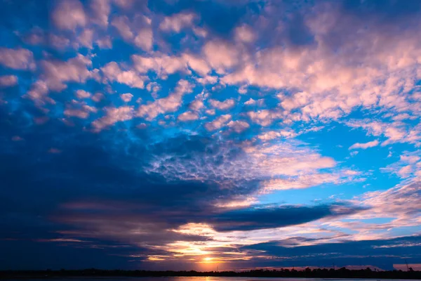 Mooie Kleurrijke Zonsondergang Van Hemel Bij Dam — Stockfoto