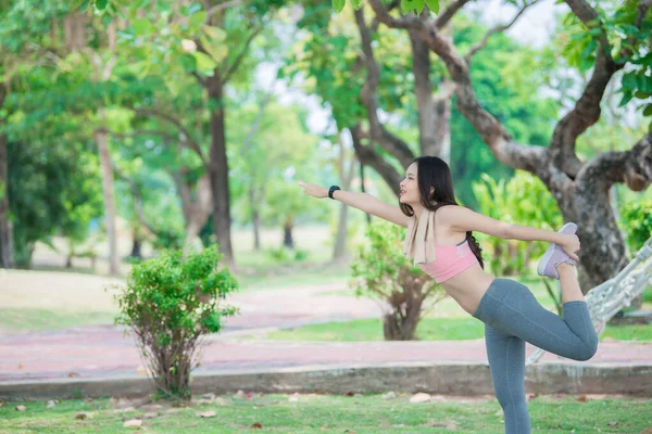 Asiatico Donna Sportiva Stretching Corpo Respirazione Aria Fresca Nel Parco — Foto Stock