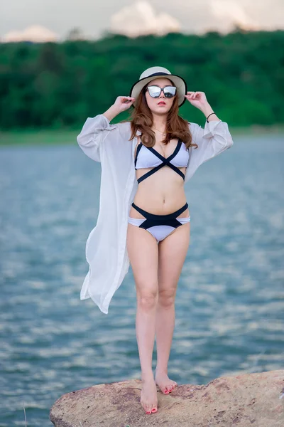 Portret Van Een Mooie Aziatische Sexy Vrouw Dragen Bikini Rots — Stockfoto