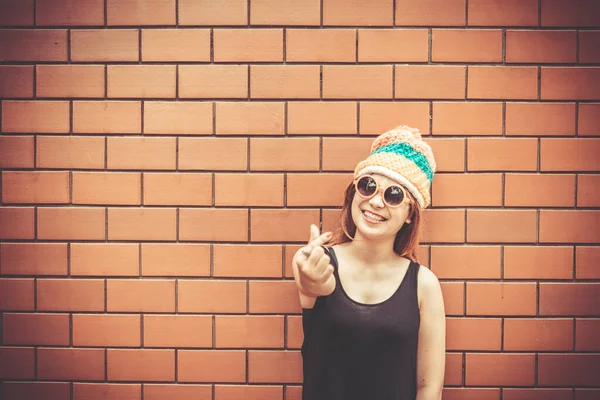 Asiatisches Hipster Mädchen Auf Orangefarbener Ziegelwand Lebensstil Moderner Teenager — Stockfoto