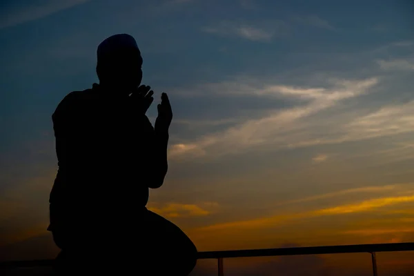 Silhouette Joven Asiático Musulmán Hombre Orando Puesta Del Sol Ramadán —  Fotos de Stock