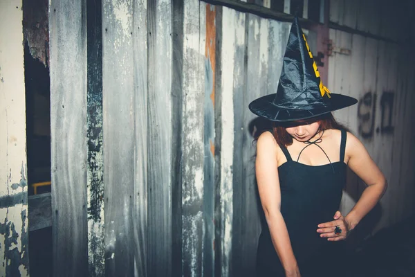 Asiática Hermosa Mujer Usar Vestido Negro Con Sombrero Bruja Concepto — Foto de Stock