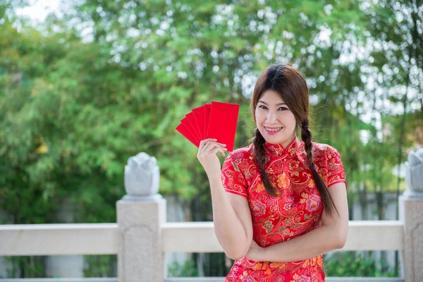 Retrato Hermosa Mujer Asiática Vestido Cheongsam Con Sobre Rojo Mano — Foto de Stock