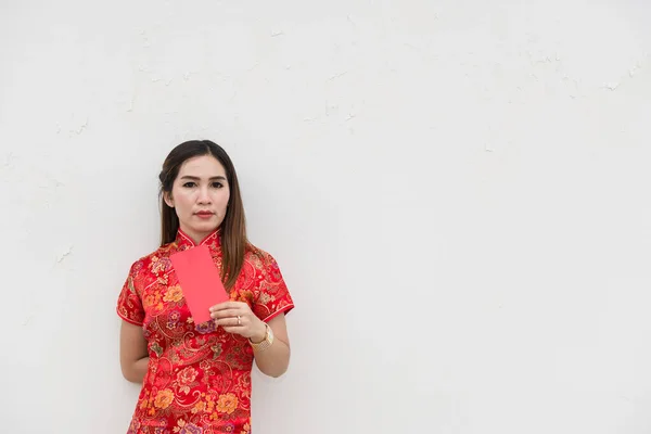 Feliz Año Nuevo Chino Retrato Mujer Asiática Tiene Sobre Rojo — Foto de Stock