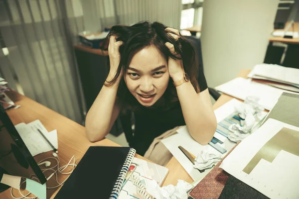 Azji Biuro Kobieta Stres Pracy Przeciążenie — Zdjęcie stockowe
