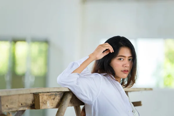 古い建物でポーズをとって白いシャツを着た官能的なアジアの女性の肖像 — ストック写真