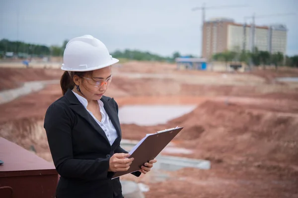 Ingeniero Mujer Que Trabaja Sitio Del Puente Construcción —  Fotos de Stock