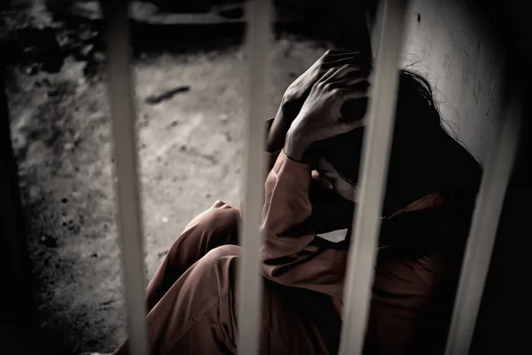 Руки Жінки Відчайдушно Ловити Залізну Язницю Концепція Язнених Таїландські Люди — стокове фото
