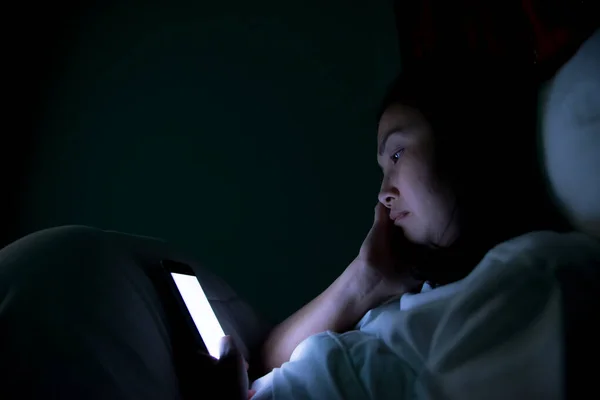 Mujer Asiática Jugando Teléfono Inteligente Cama Por Noche Tailandia Personas — Foto de Stock