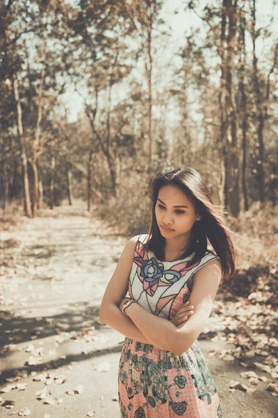 Close Verdrietig Mooi Aziatisch Vrouw Van Unrequire Liefde Het Bos — Stockfoto